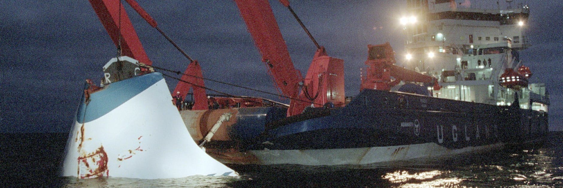 Im November 1994 wird die abgerissene Bugklappe der „Estonia“ geborgen.