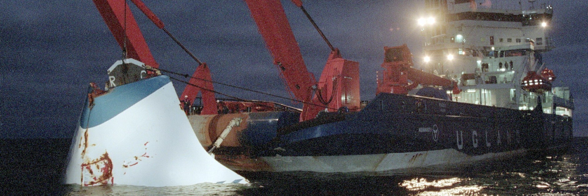 Im November 1994 wird die abgerissene Bugklappe der „Estonia“ geborgen.