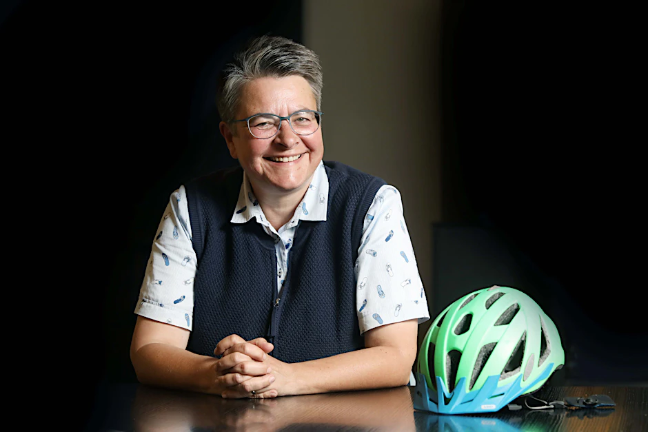 Monika Herrmann hat beim Radfahren schon viele gefährliche Situationen erlebt. Deshalb kam sie mit Helm zum Interviewtermin.