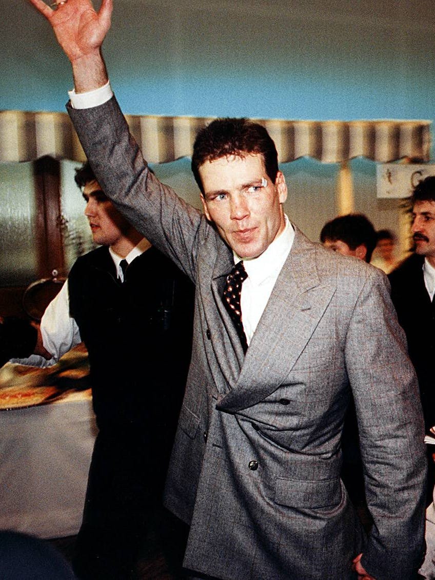 1995 nach dem Kampf: Henry Maske bei der Begrüßung im VIP-Raum.