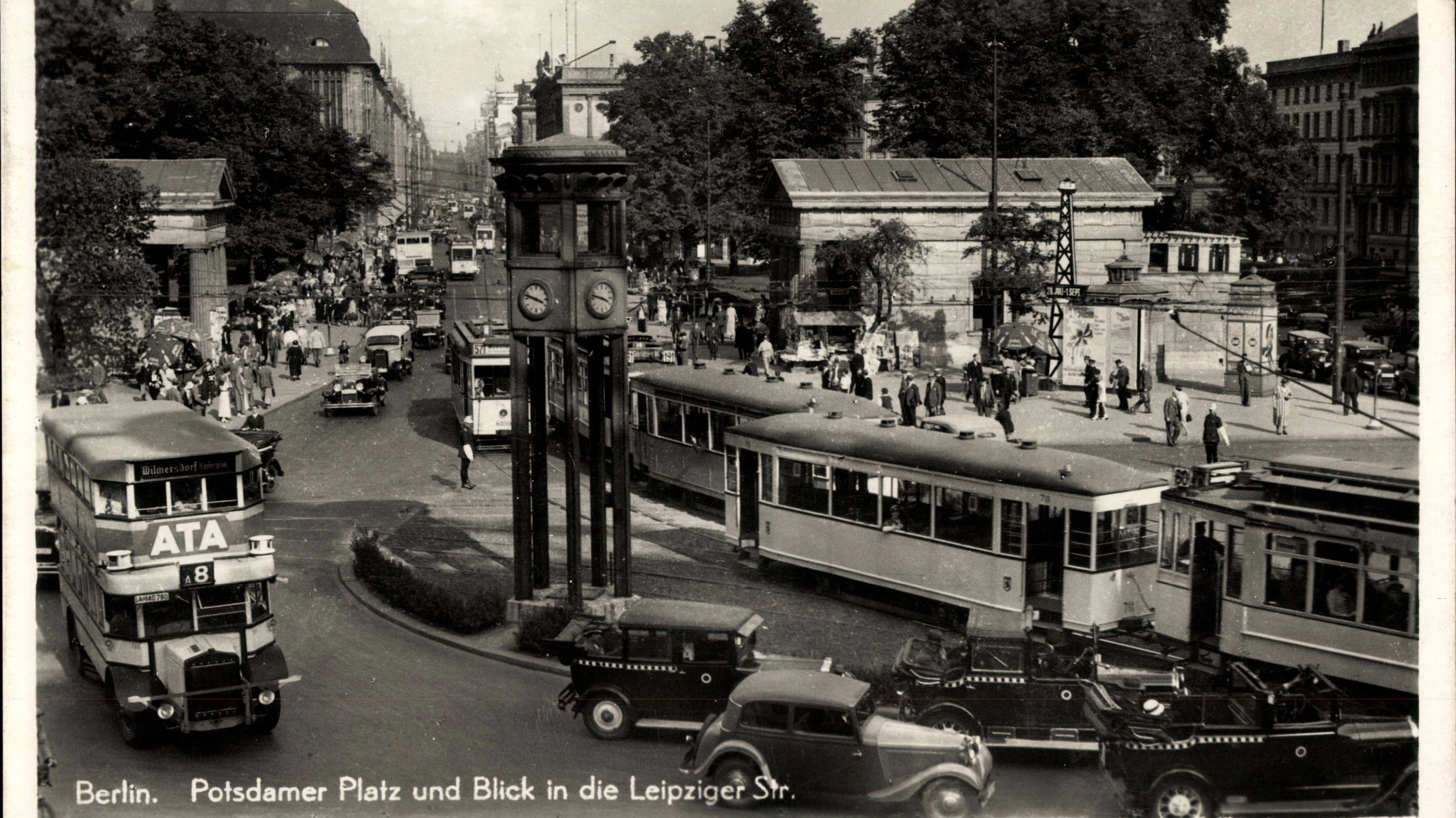 Potsdamer Platz 1938: Dieser Verkehrsknotenpunkt, Standort der ersten Verkehrsampel in Deutschland, veranschaulicht das vielbeschriebene Berliner Tempo.