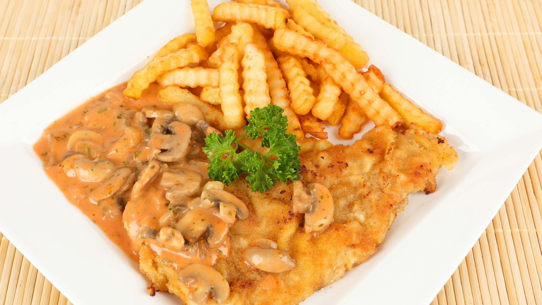 Variante West: Jägerschnitzel mit Pilzsoße und Pommes