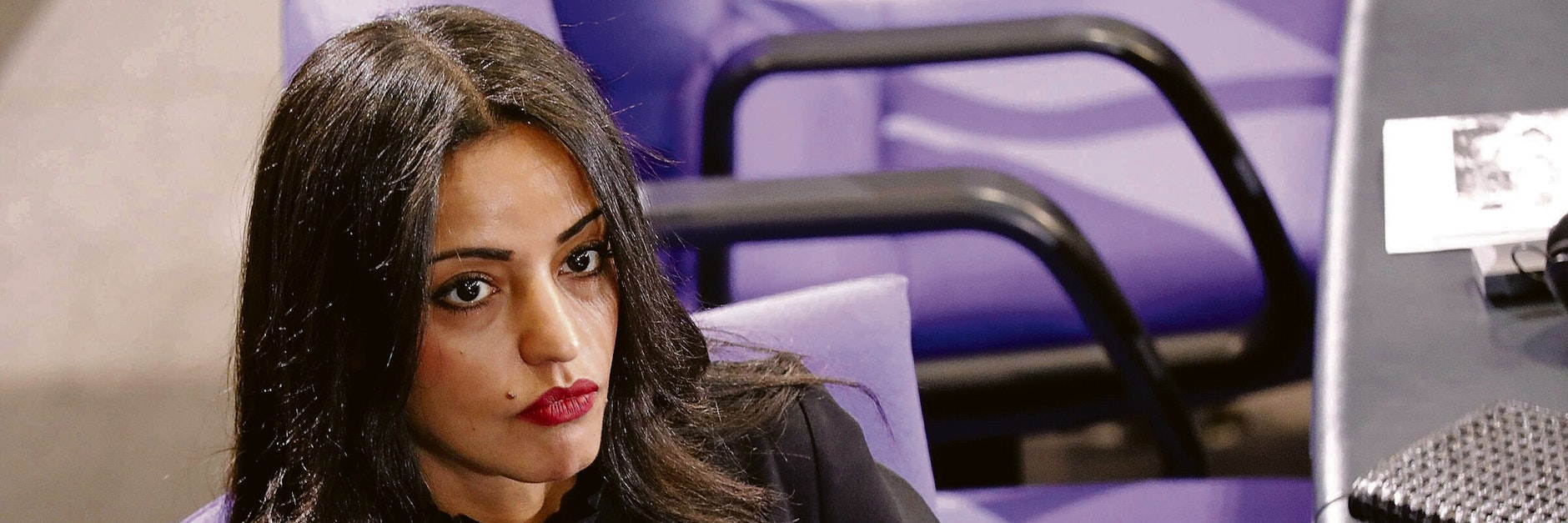 Wegen einer sexistischen Passage in dem Magazin Tichsy EInblick geht Sawsan Chebli jetzt juristisch gegen den Herausgeber Roland Tichy vor.