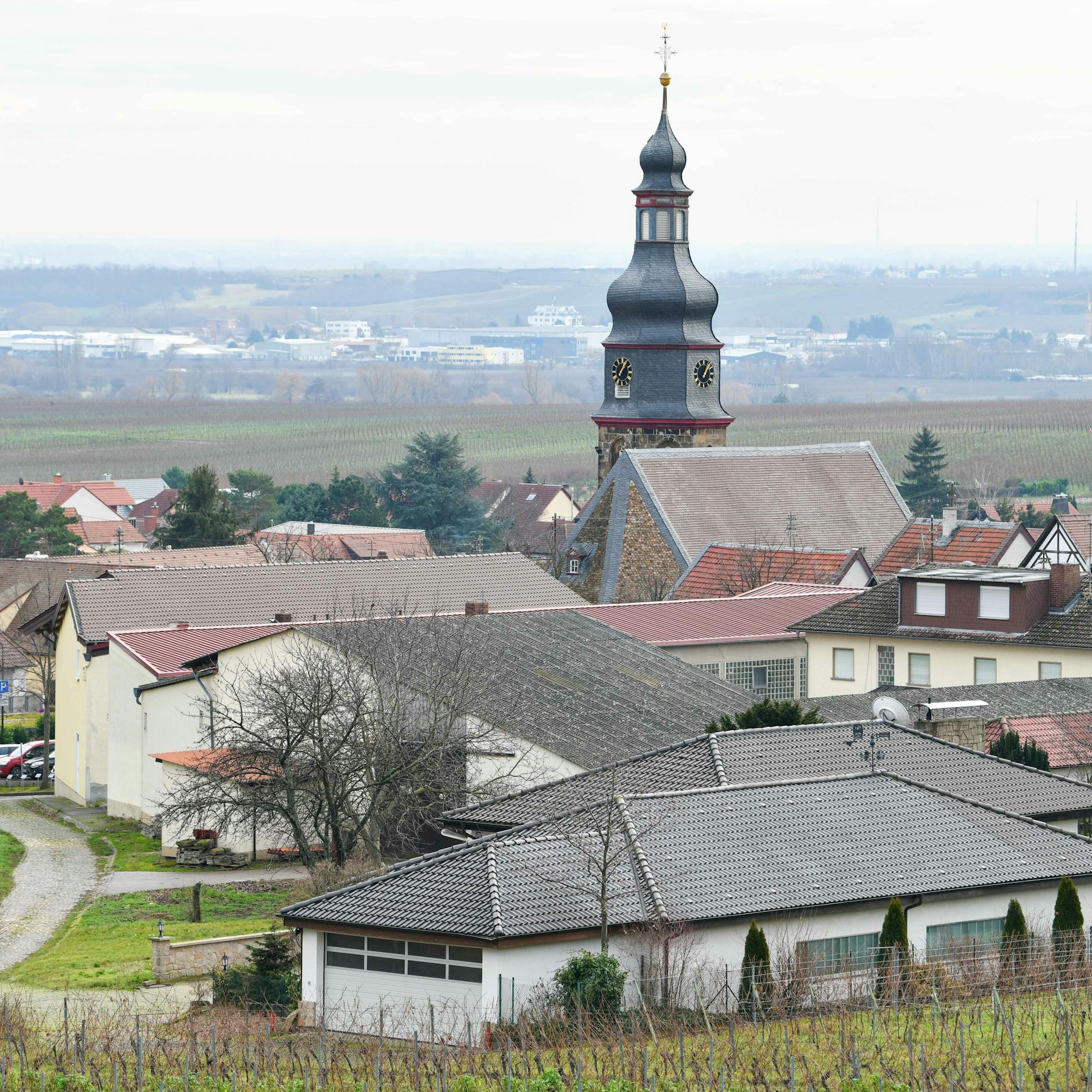 Blick auf den Ortskern mit dem Turm der Salvatorkirche.