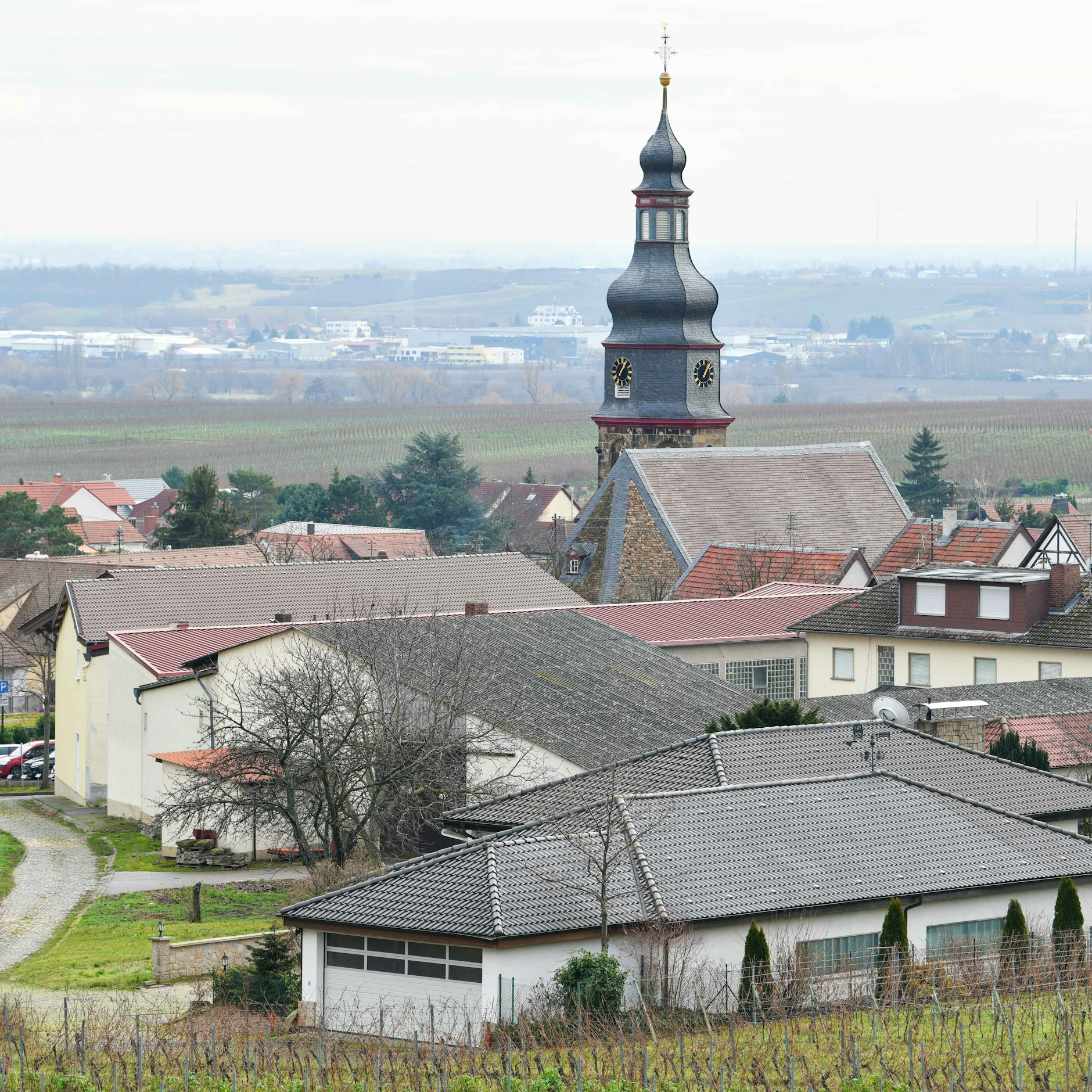 Blick auf den Ortskern mit dem Turm der Salvatorkirche.