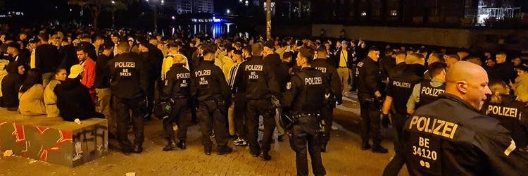 Seit einiger Zeit ist die Berliner Polizei jedes Wochenende mit bis zu 1000 Einsatzkräften dabei, Ansammlungen auf öffentlichen Plätzen und in Parks aufzulösen. Hier eine Party im James-Simon-Park.