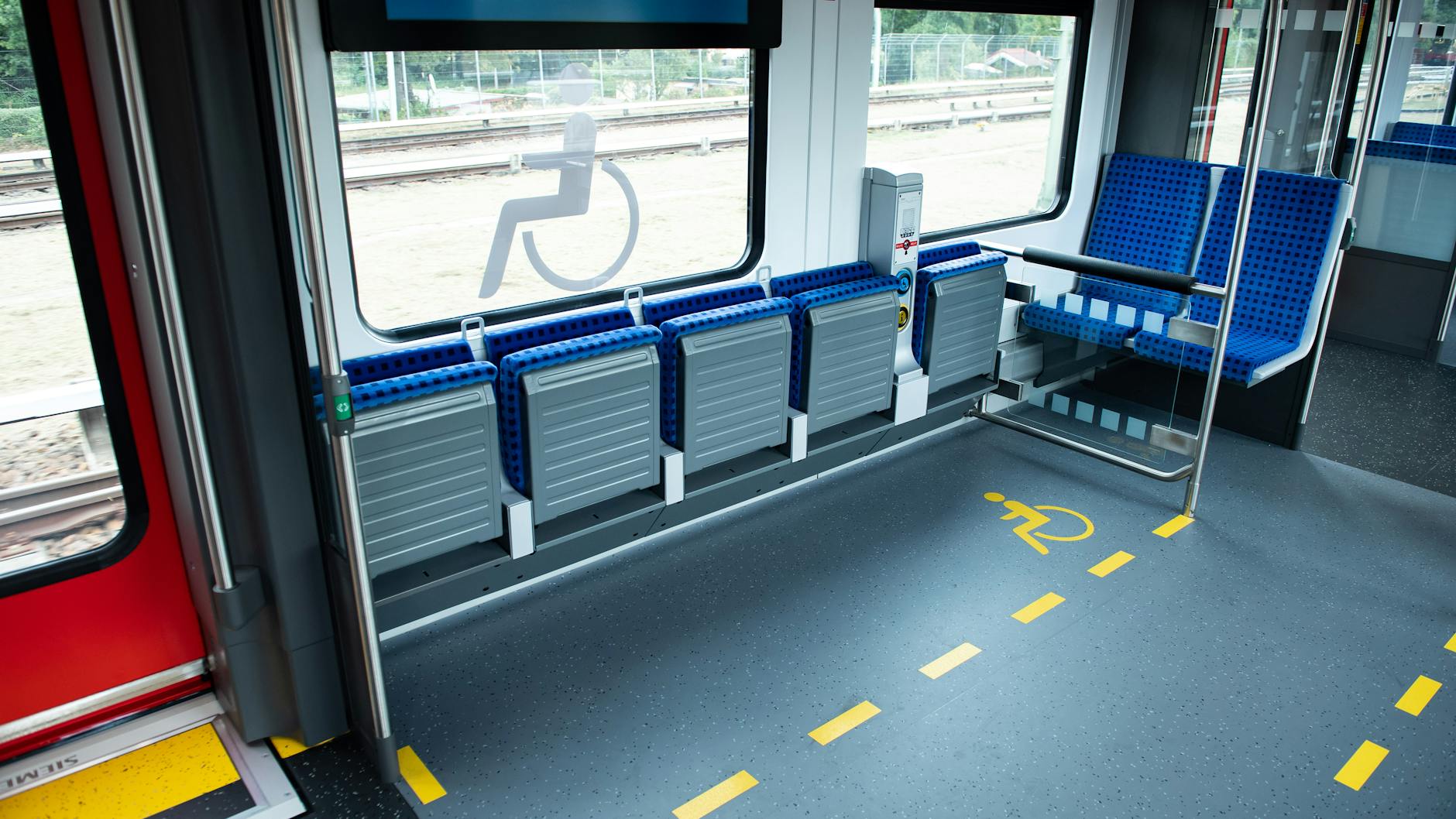 Viel Platz für Rollstühle, Kinderwagen und Fahrräder - aber auch weniger Sitzplätze. Ein Blick in den Innenraum des Zuges 483 003.