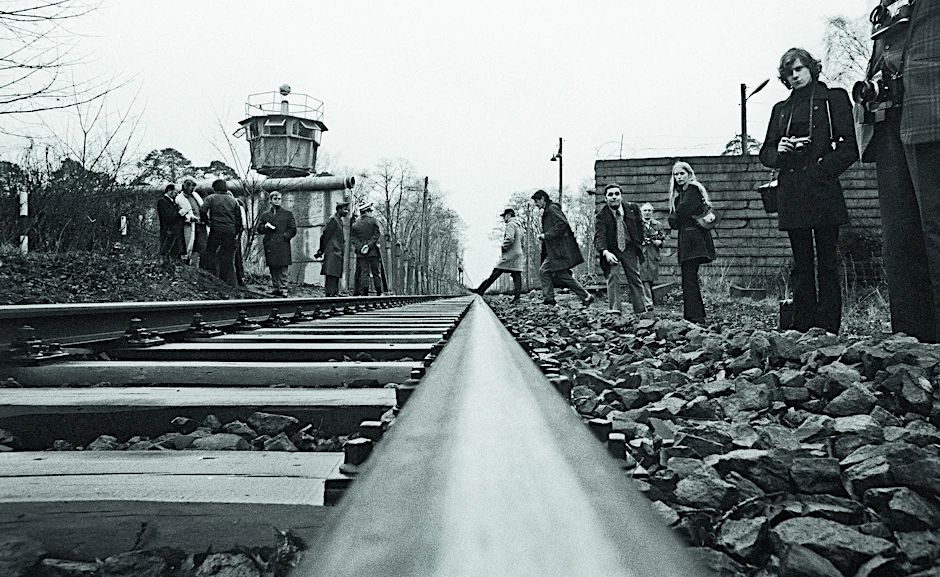 Entspannung in Steinstücken: Infolge des Viermächteabkommens von 1971 wird ein Gebietsaustausch vereinbart, durch den ein Korridor die Exklave mit West-Berlin verbindet. Anwohner und Journalisten warten an der Reichsbahntrasse auf den Besuch von Politikern und US-Militärs.