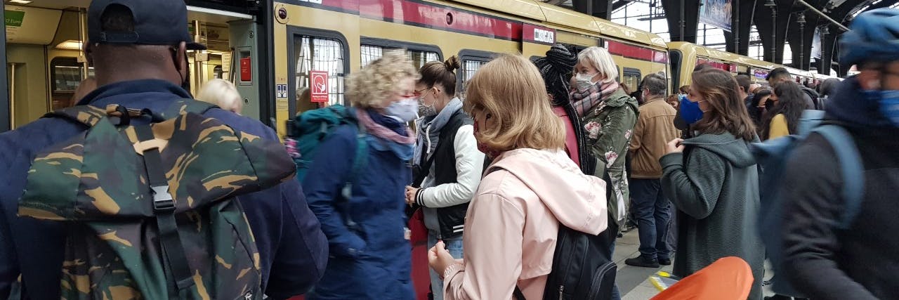 Viele Berliner mussten auf die S-Bahn ausweichen. Wie hier am S-Bahnhof Friedrichsstraße konnten die Abstände nicht eingehalten werden