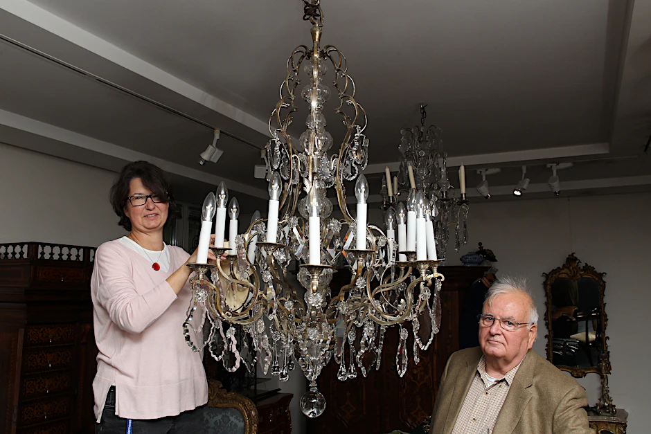 Alexandra und Bernd Seidel mit dem Kronleuchter, der nun den Besitzer wechseln soll.