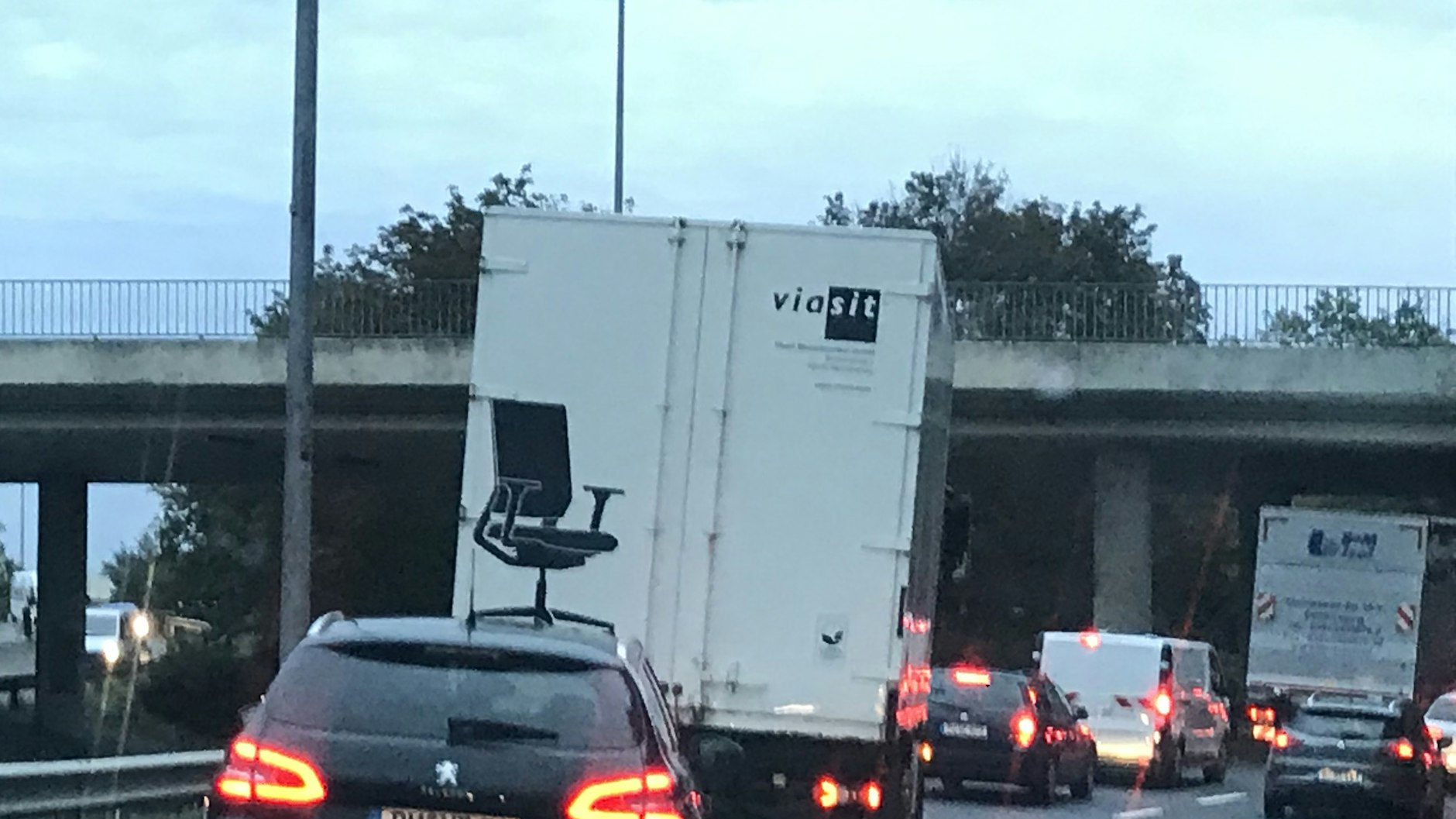 Auf der A100 ist Stau - wie immer. Noch geht es aber gut vorwärts.