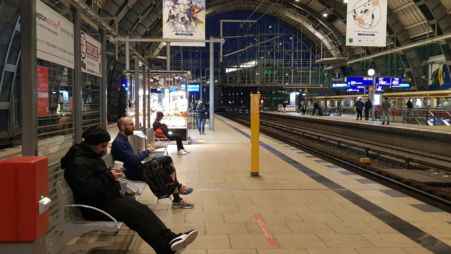 Der Tag beginnt am S-Bahnhof Alexanderplatz ruhig
