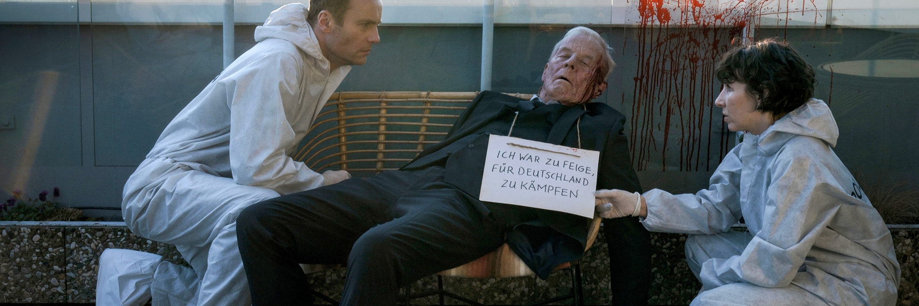 Nina Rubin (Meret Becker) und Robert Karow (Mark Waschke, l.) finden Klaus Keller (Rolf Becker) an seinem 90. Geburtstag tot auf in dieser Szene des TV-Krimis „Tatort: Ein paar Worte nach Mitternacht“.