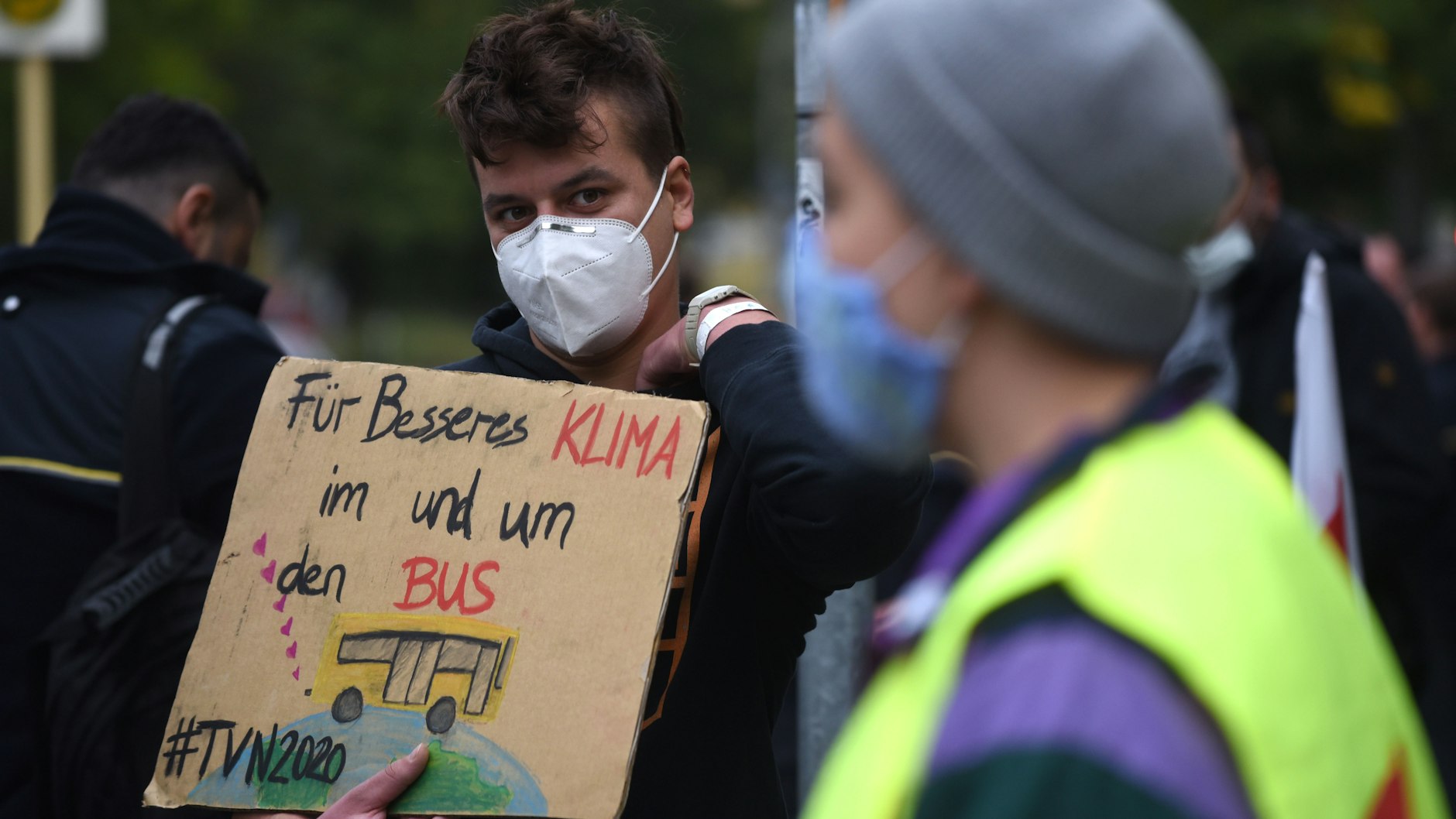 Ein Aktivist von „Fridays for Future“ während der Kundgebung in Wilmersdorf. Die Forderung lautet: Um das Klima zu schützen, müsse der Nahverkehr gestärkt werden.