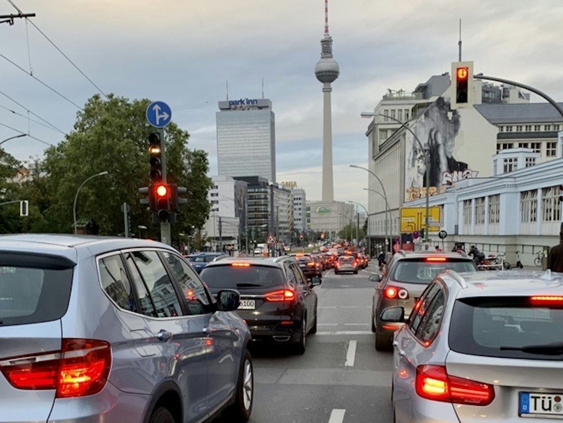 Bekanntes Bild für Berliner: Auf dem Alex staut es sich am Morgen - egal ob mit oder ohne Streik.