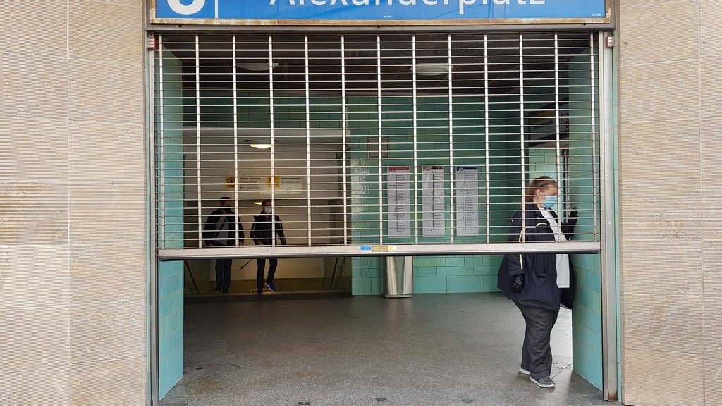 Um kurz nach 12 öffnen sich die Gitter der U-Bahnhöfe wieder. Der Streik ist vorbei. Es wird aber nicht der letzte gewesen sein.