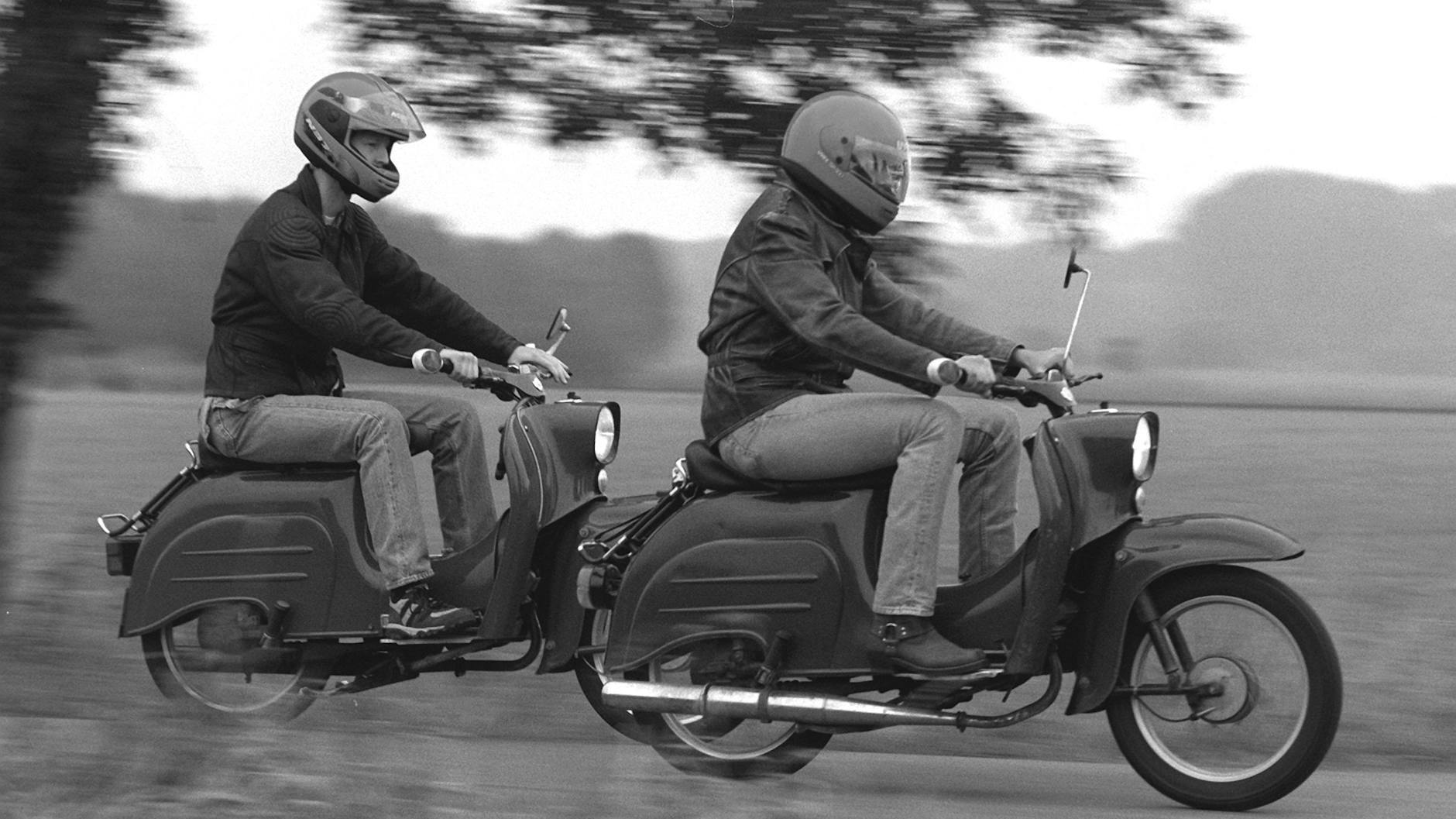 Die Schwalbe ist nicht irgendein Moped, sondern ein viel verkauftes Zweirad aus dem Suhler Volkseigenen Betrieb (VEB) Fahrzeug- und Jagdwaffenwerk Simson.
