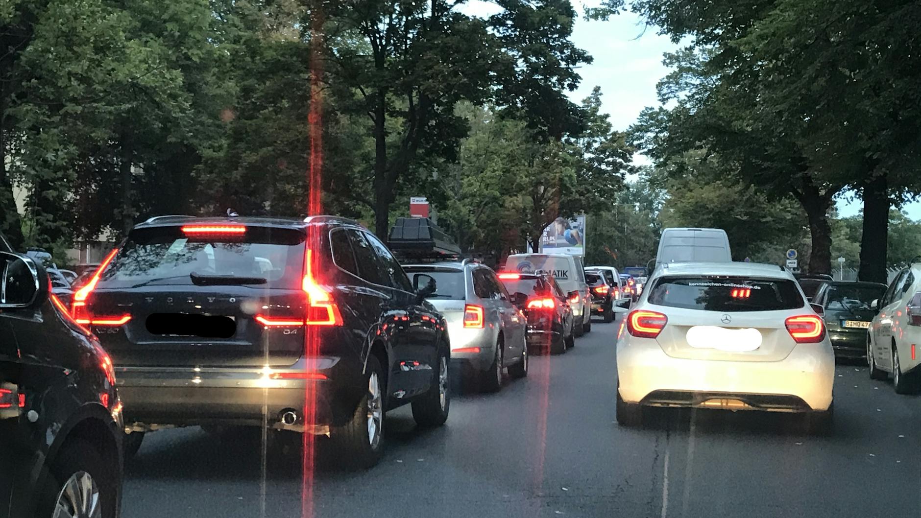 Tempelhofer Damm stadteinwärts, 7.45 Uhr: der Berufsverkehr staut sich wie immer. Erstaunlich: kein Gehupe, kein Gedrängel