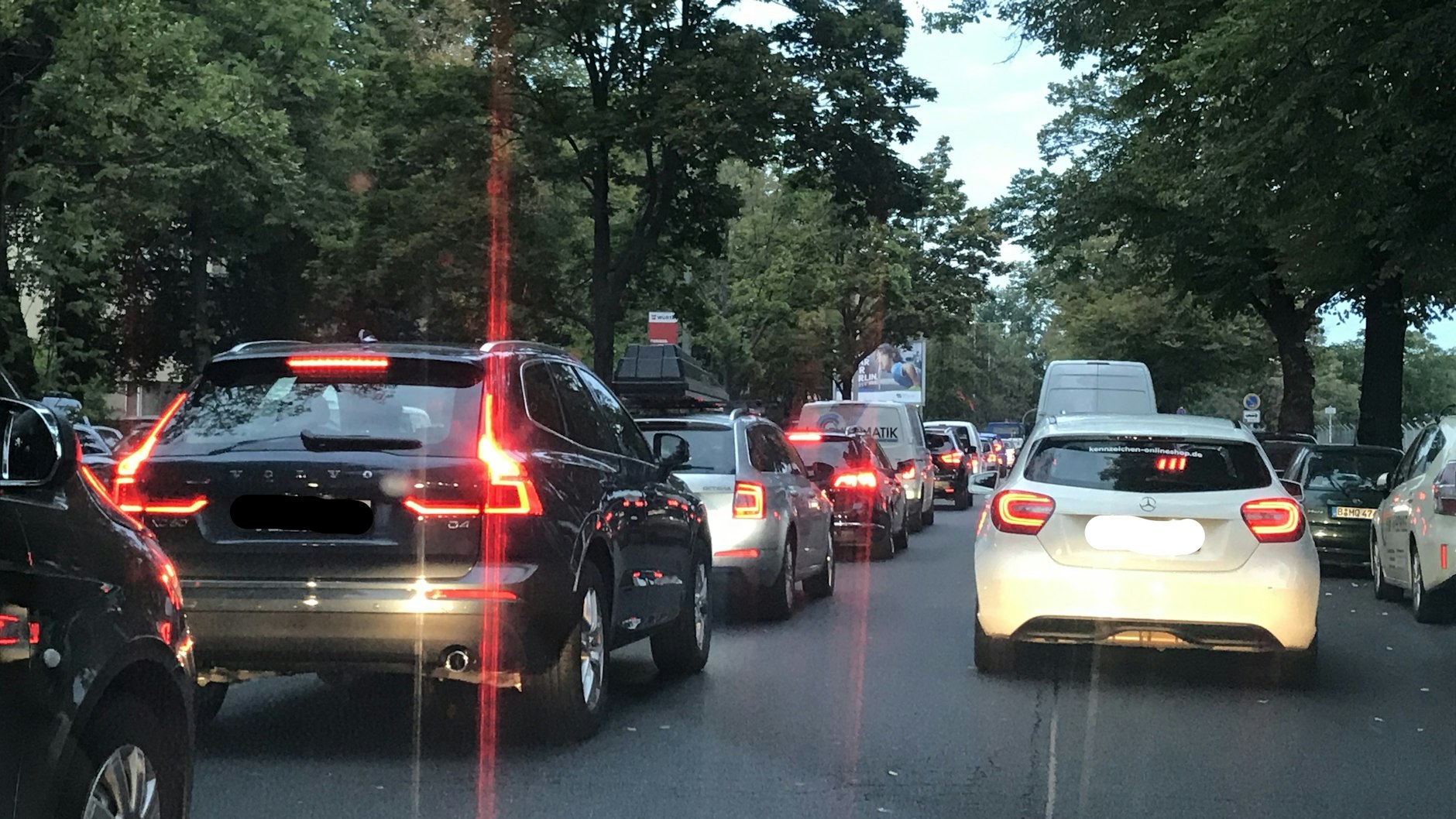 Tempelhofer Damm stadteinwärts, 7.45 Uhr: der Berufsverkehr staut sich wie immer. Erstaunlich: kein Gehupe, kein Gedrängel