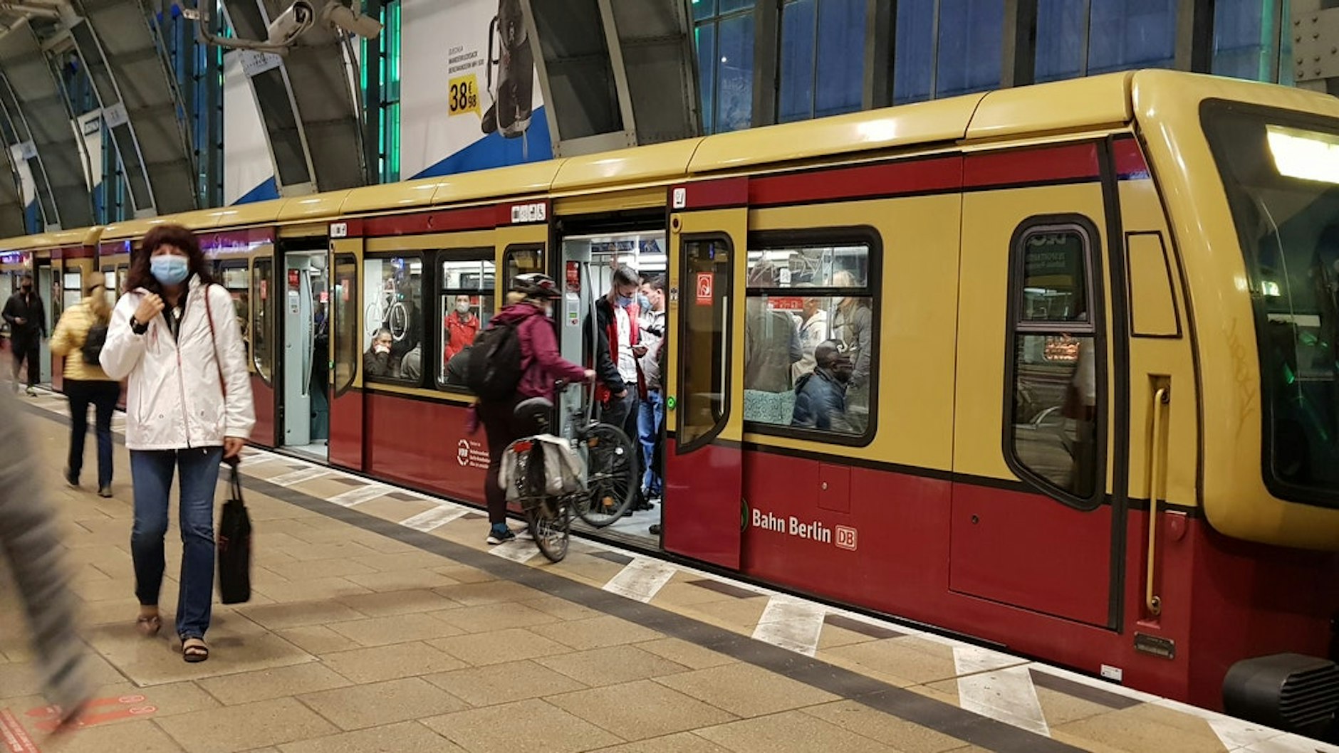 Im Laufe des frühen Morgens wurden die S-Bahnen am Alex voller.&nbsp;