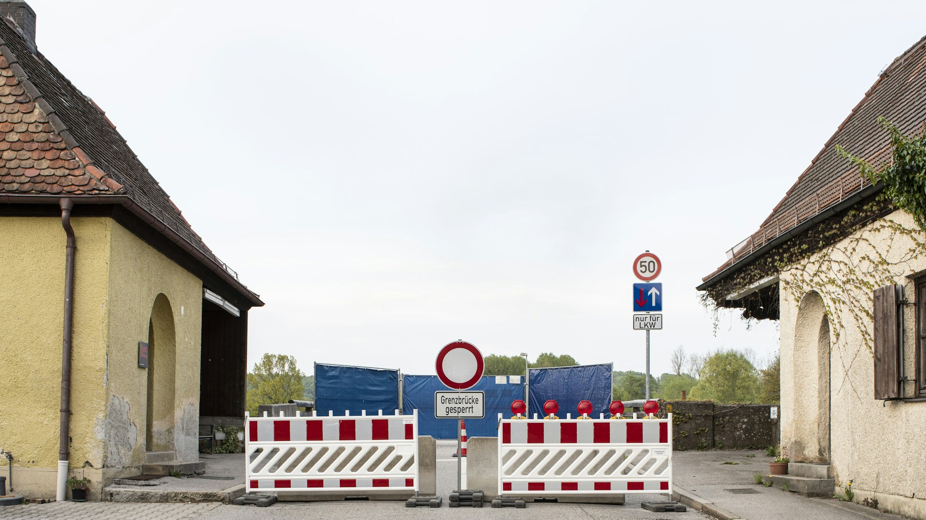 Heinrich Voelkel: Deutschland – Österreich; Grenzübergang Tittmoning, aus der Serie „no easy way out“, Coronazeit 2020<br>