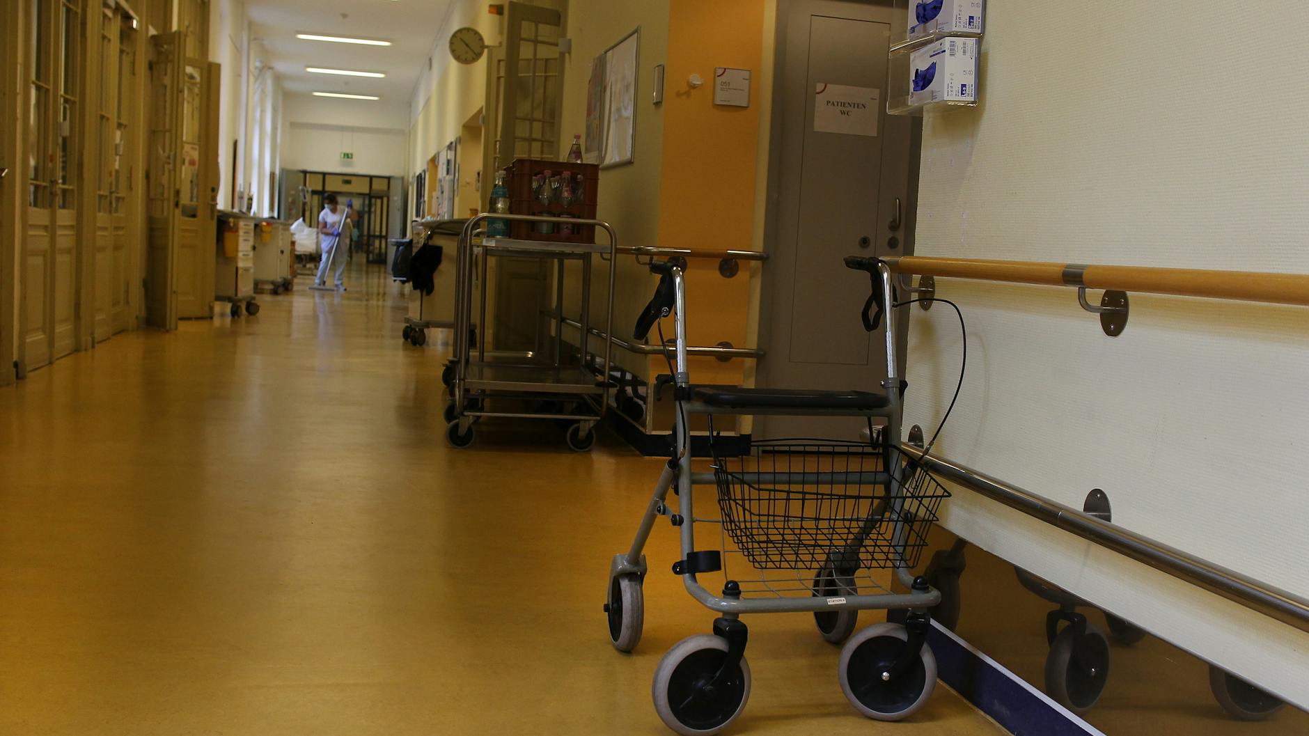 Ein Flur fast ohne Ende: Diese Geriatrie-Station erstreckt sich über 190 Meter, das bedeutet lange Wege für Schwestern und Pfleger.