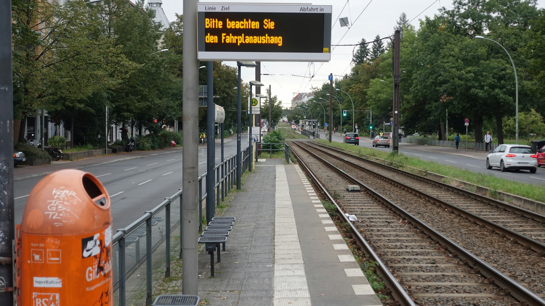 Finde den Fehler: Es gibt an dieser Haltestelle keinen Fahrplanaushang!
