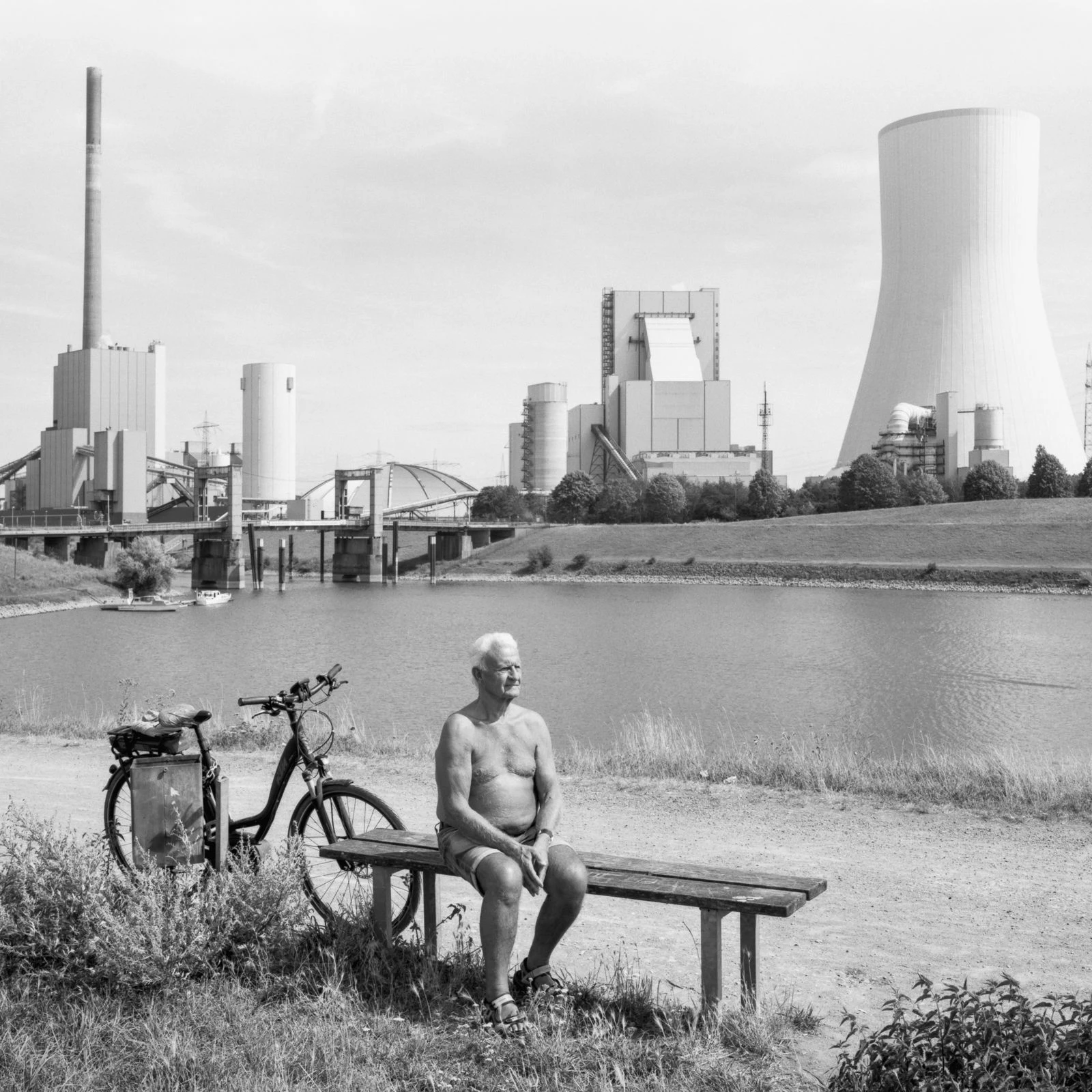 <br>Ute Mahler und Werner Mahler: Der Rhein bei Walsum, 2019, aus der Serie „An den Strömen“, 2019–2020<br><br>