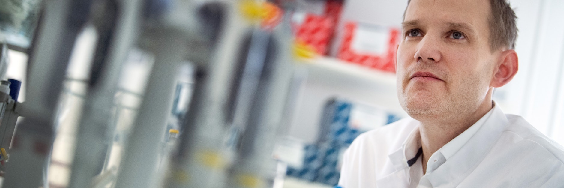 Hendrik Streeck, Direktor des Instituts für Virologie an der Uniklinik in Bonn, steht in einem Labor seines Institutes.