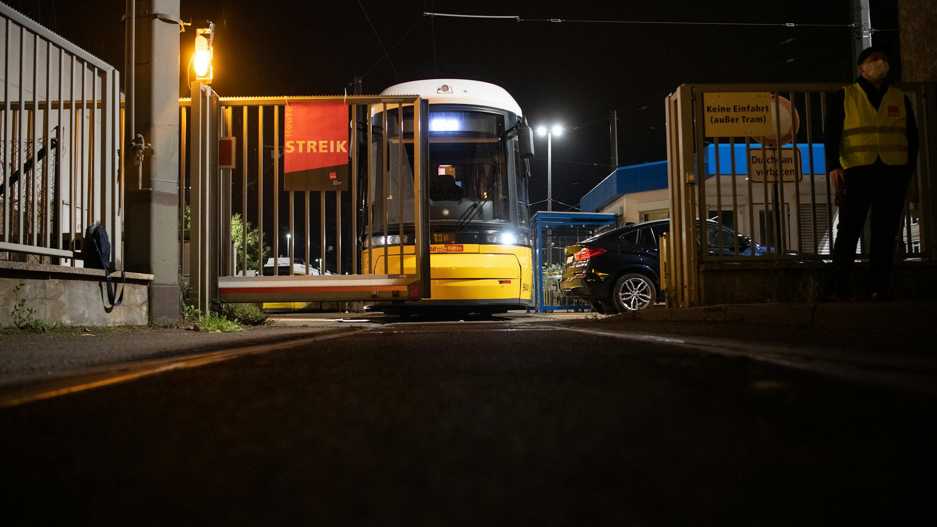 Eine Straßenbahn steht hinter einem Tor des Betriebshofes der Berliner Verkehrsbetriebe (BVG) in Lichtenberg. Seit 3 Uhr läuft der Warnstreik im öffentlichen Nahverkehr.