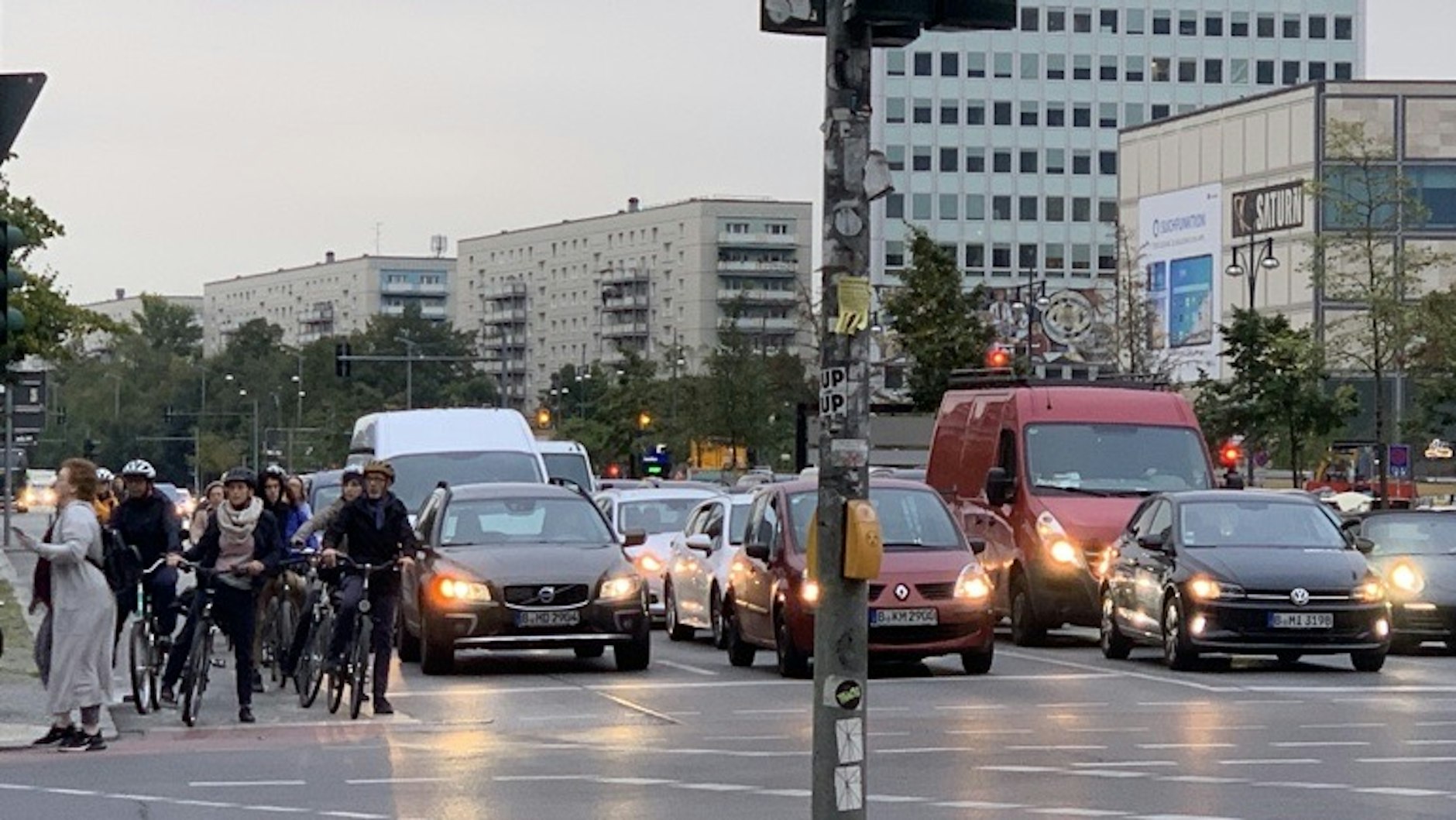 Lange Staus bilden sich auf dem Alex auch auf den Radwegen.