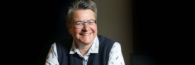 Monika Herrmann hat beim Radfahren schon viele gefährliche Situationen erlebt. Deshalb kam sie mit Helm zum Interviewtermin.