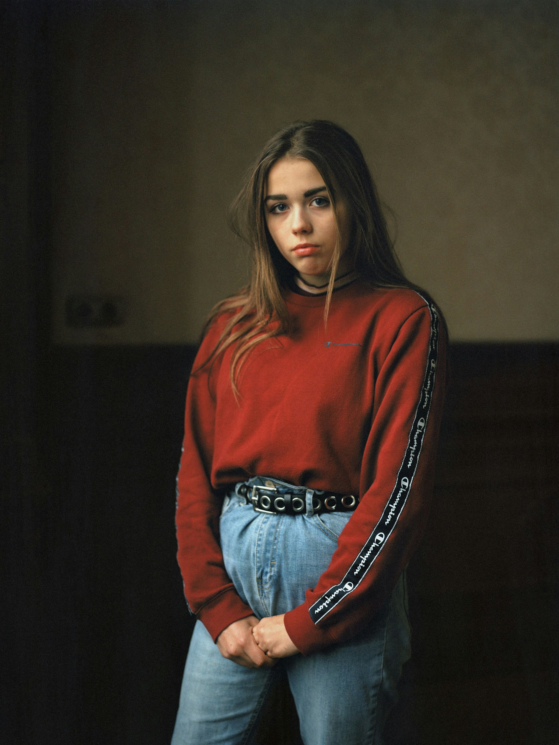 Ina Schoenenburg:&nbsp; Junges Mädchen im Bildungs- und Begegnungszentrum Schloß Trebnitz, 2019, aus der Serie „Zwiazki“, 2016–2020<br><br>&nbsp;