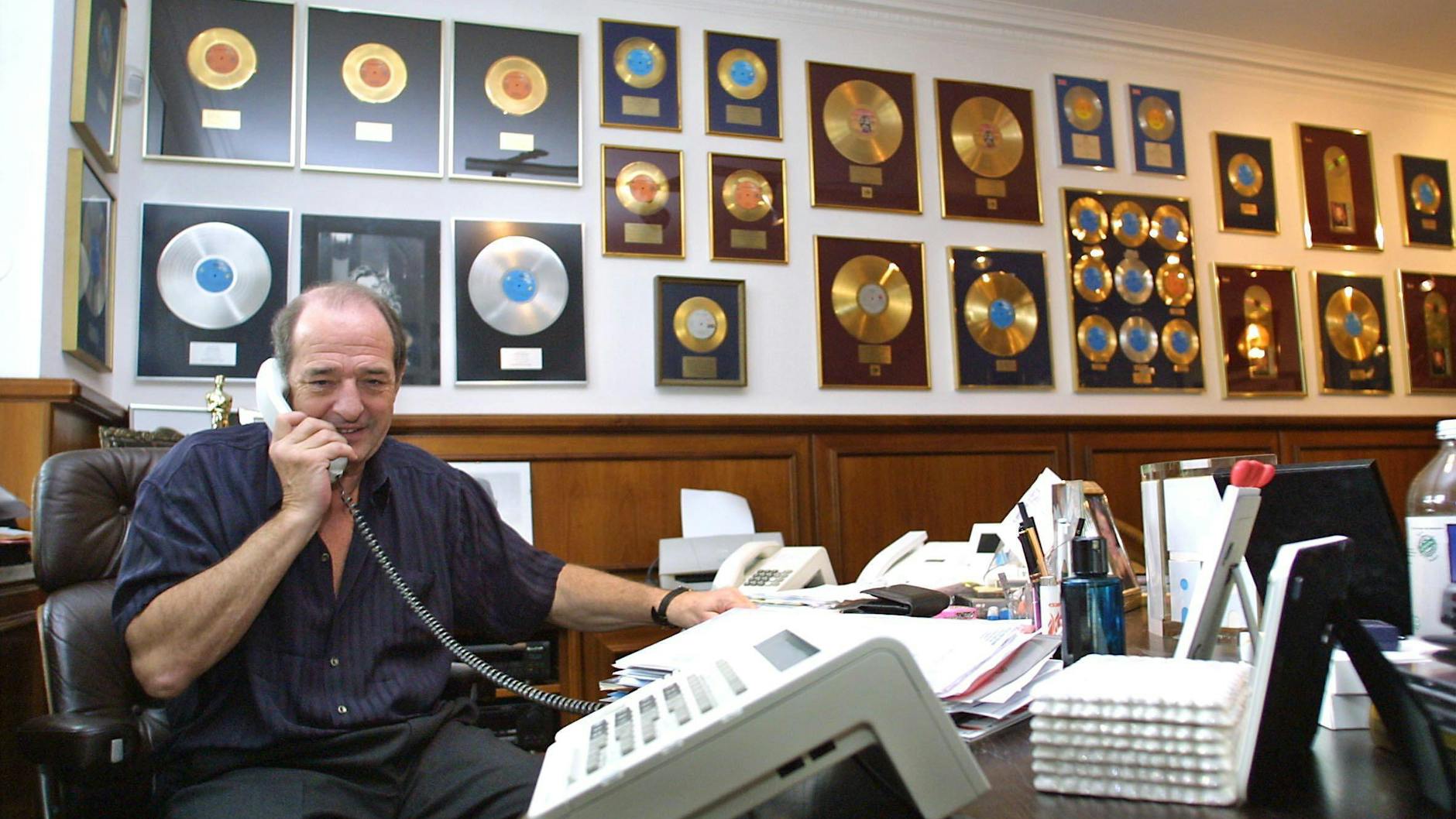 Ralph Siegel GER/Musikproduzent/Schlagerkomponist/Inhaber Plattenfirma Jupiter Records telefoniert in seinem Büro in München