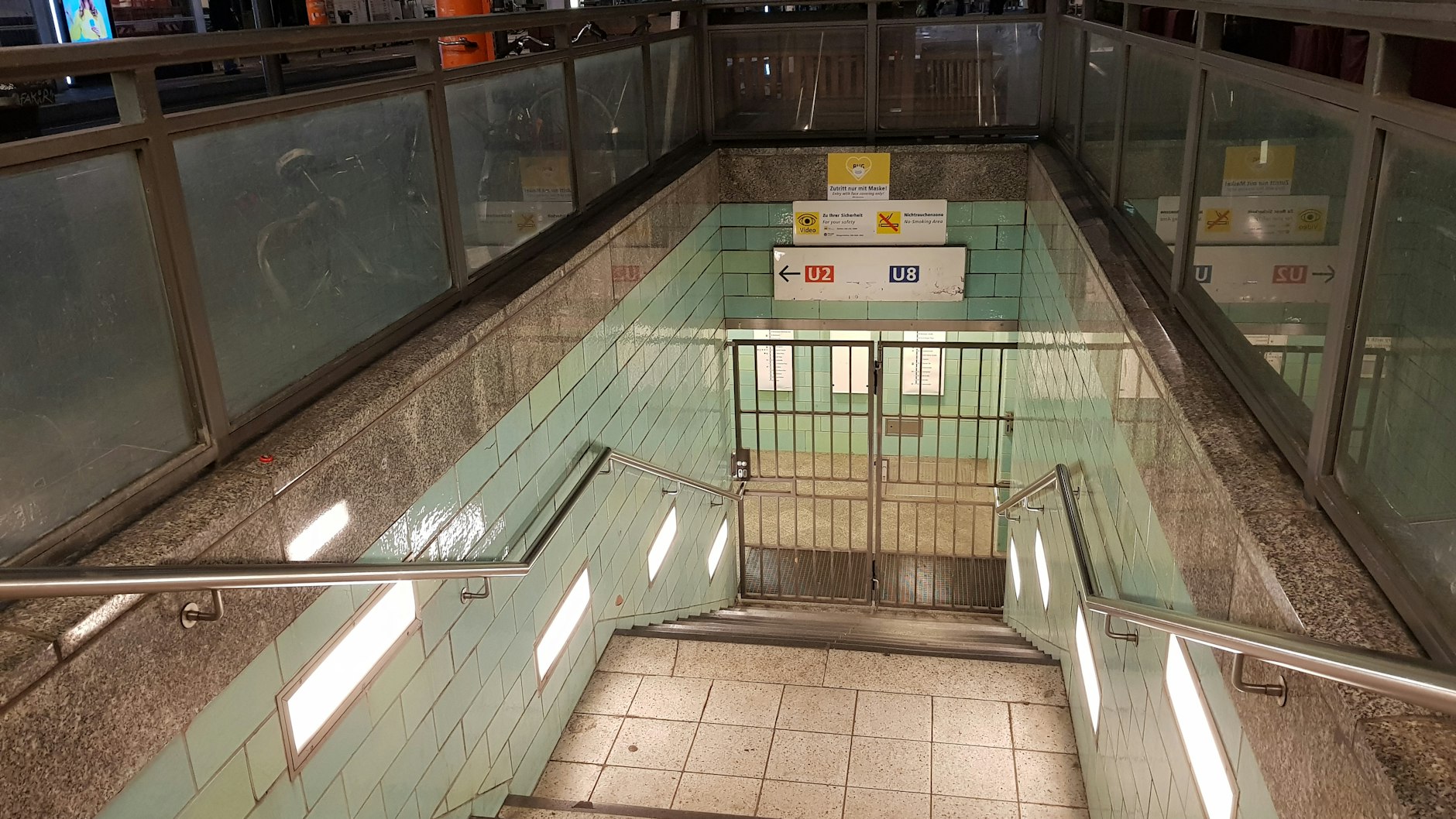 Am Alex wollen einige Fahrgäste zur U-Bahn. Doch die Bahnhöfe sind zu.