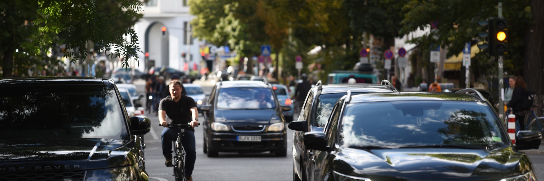 Alltag in der Bergmannstraße: Radfahrer und Autos fahren dicht an dicht. Das soll sich bald ändern.<br>