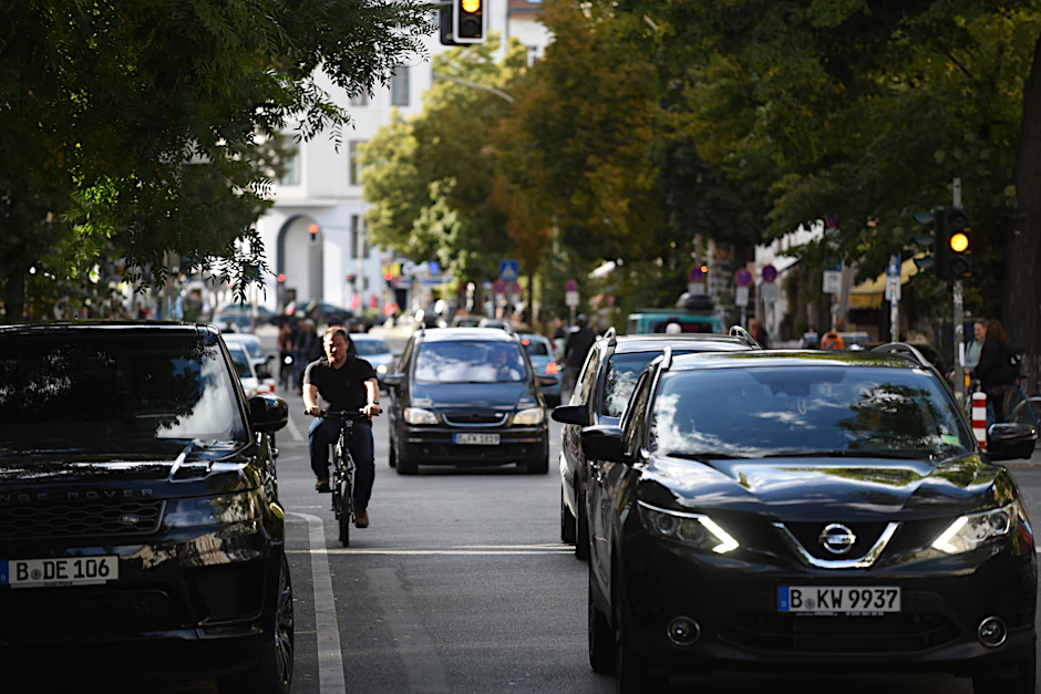 Alltag in der Bergmannstraße: Radfahrer und Autos fahren dicht an dicht. Das soll sich bald ändern.<br>