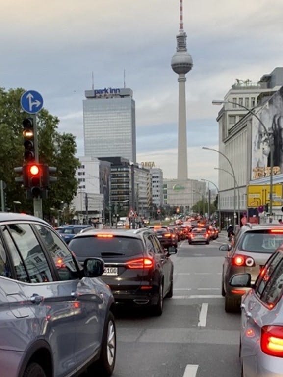 Bekanntes Bild für Berliner: Auf dem Alex staut es sich am Morgen - egal ob mit oder ohne Streik.