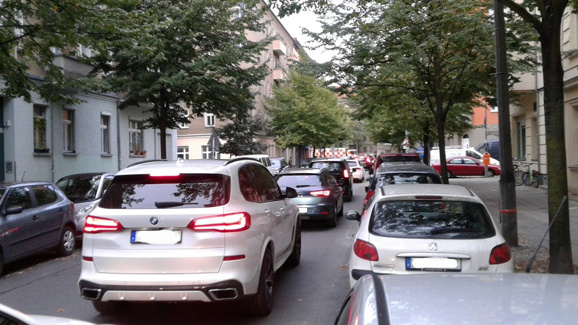Schon in der Trelleborger Straße, einer Seitenstraße der Wisbyer, stehen die Autos dicht an dicht.
