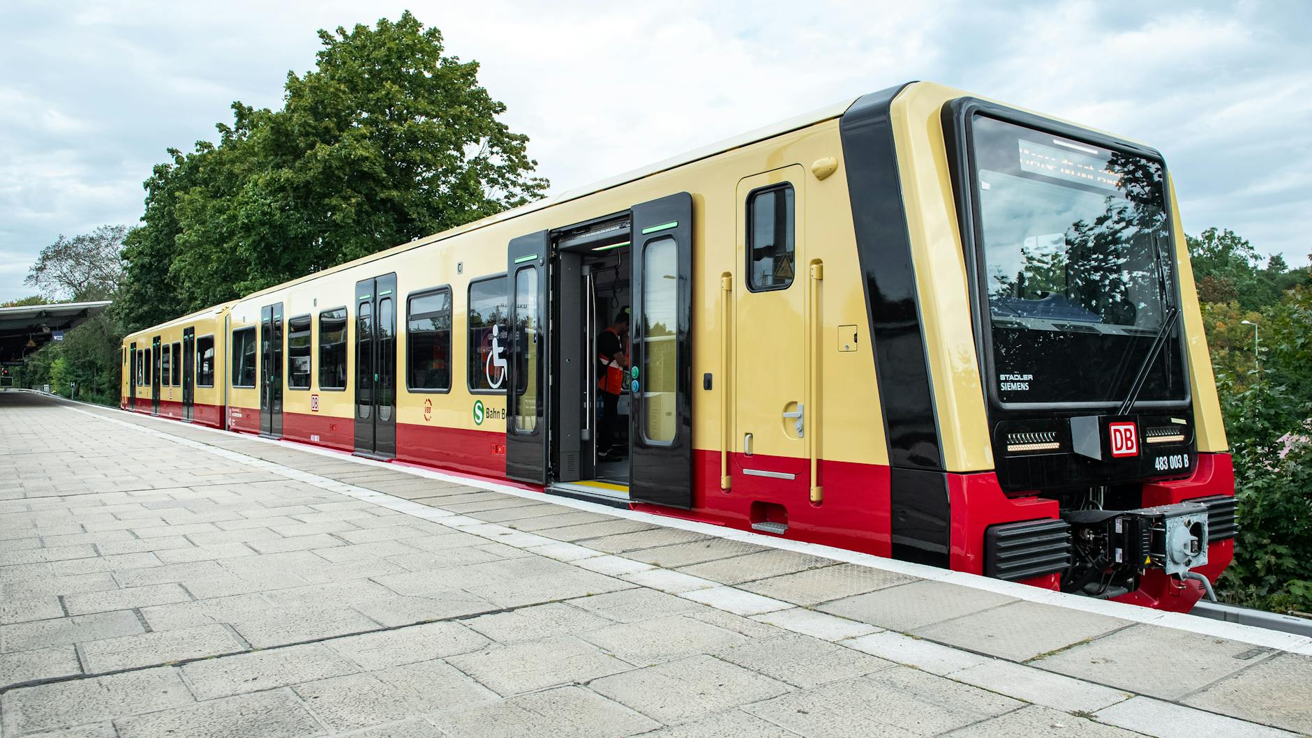 Kurzer Ausflug vom S-Bahn-Werk Grünau zum benachbarten S-Bahnhof: ein Zwei-Wagen-Verband der neuen S-Bahn-Baureihe.