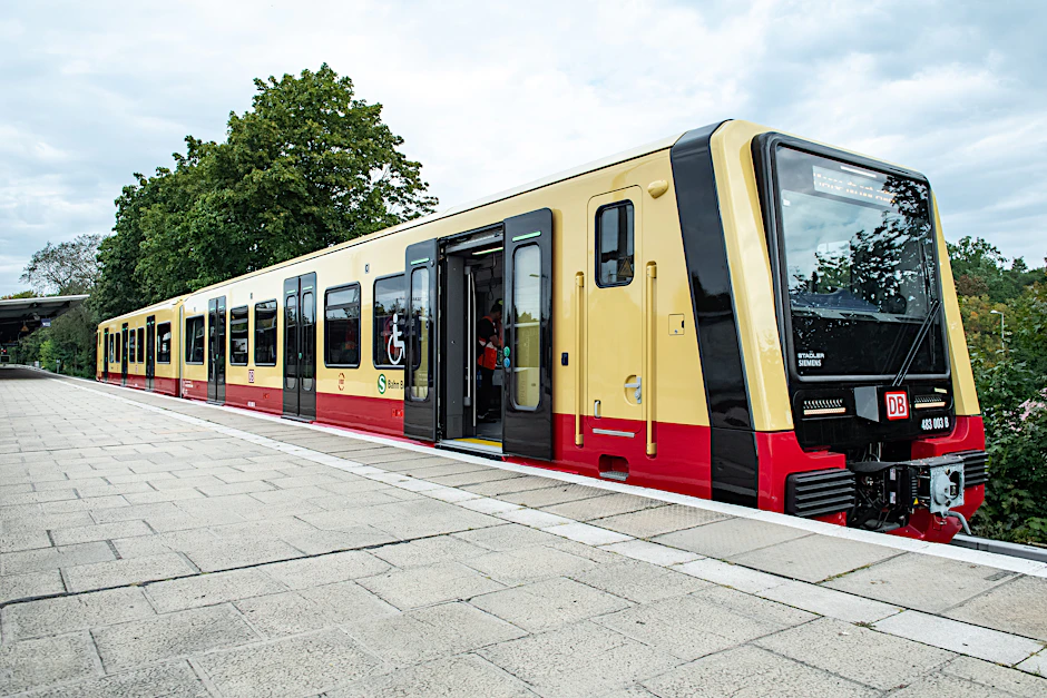 Kurzer Ausflug vom S-Bahn-Werk Grünau zum benachbarten S-Bahnhof: ein Zwei-Wagen-Verband der neuen S-Bahn-Baureihe.