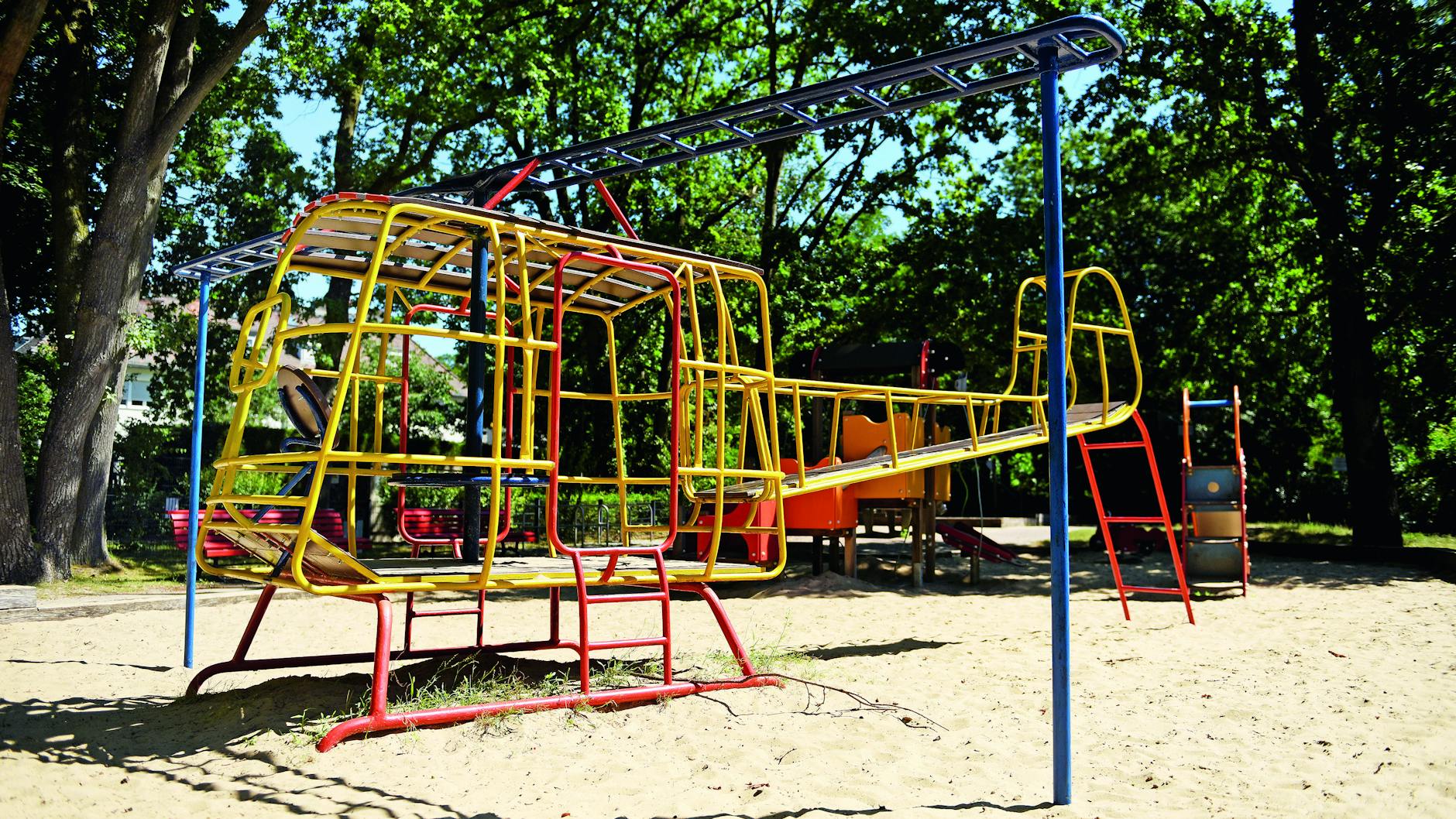 Das Klettergerüst auf dem Spielplatz in Steinstücken erinnert an die Zeit des Kalten Krieges, als der Ort eine Exklave war.