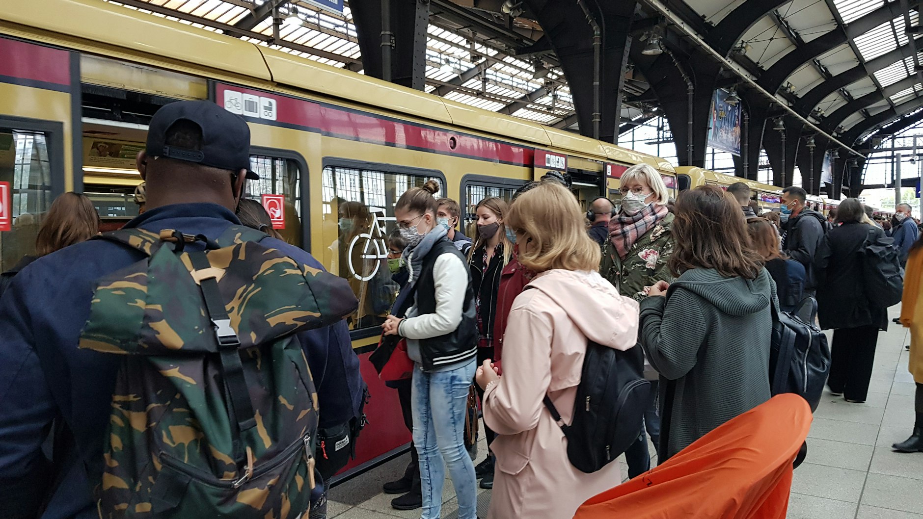 S-Bahnhof Friedrichstraße: Die Abstände können beim Ein- und Aussteigen nicht eingehalten werden. Hauptverkehrszeit!