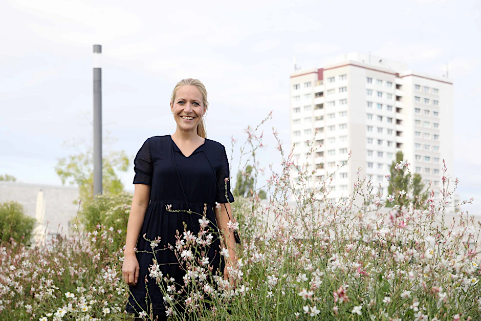 RBB-Radiomoderatorin Lydia Mikiforow (31) in den Gärten der Welt in Marzahn-Hellersdorf. In dem Hochhaus-Bezirk hat sie die ersten Jahre nach der Deutschen Einheit erlebt.