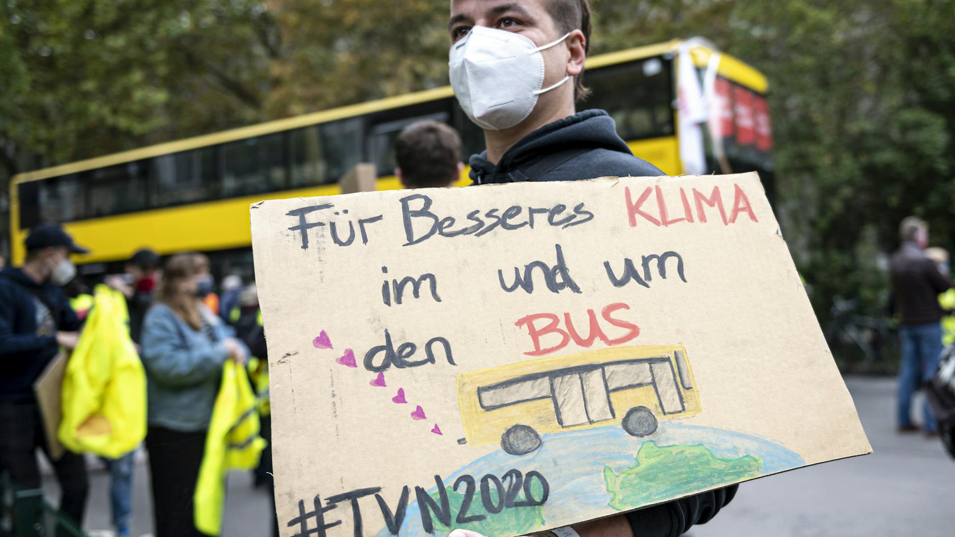 Ein Aktivist von Fridays for Future steht vor dem BVG Betriebshof Cicerostraße und unterstützt die Streikenden mit einem Plakat. 