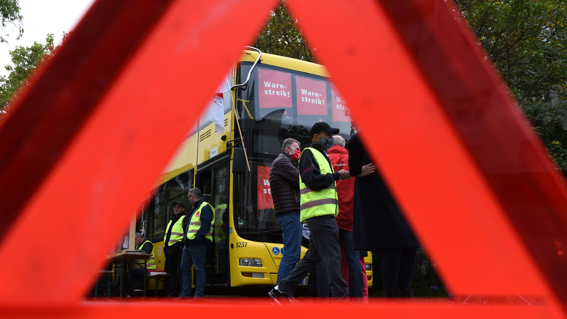 Warnstreik der BVG: Streikposten auf dem Betriebshof Cicerostraße.<br><br>