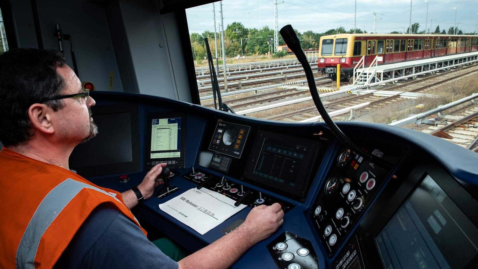 „Auf der Strecke zum BER kenne ich jeden Schotterstein mit Vornamen“, sagt Lokführer Marco Förster.