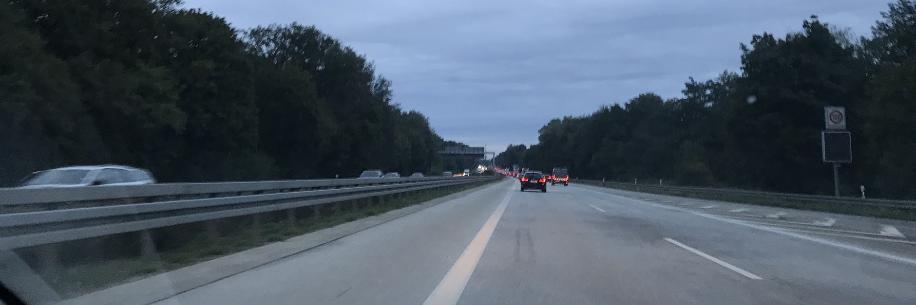 Freie Fahrt um 7.10 Uhr auf der Avus, wo sonst werktags Stau herrscht.