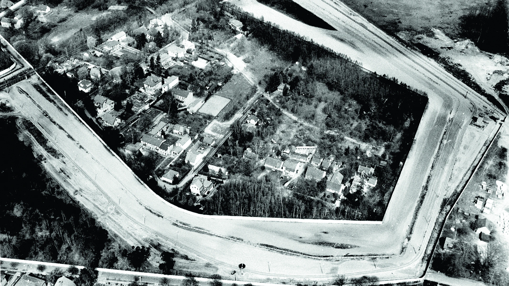 Das Luftbild zeigt das von Mauer und Todesstreifen umgebene Steinstücken im Jahr 1986. Das US-Militär kann die Exklave von 1961 bis 1972 nur aus der Luft erreichen.