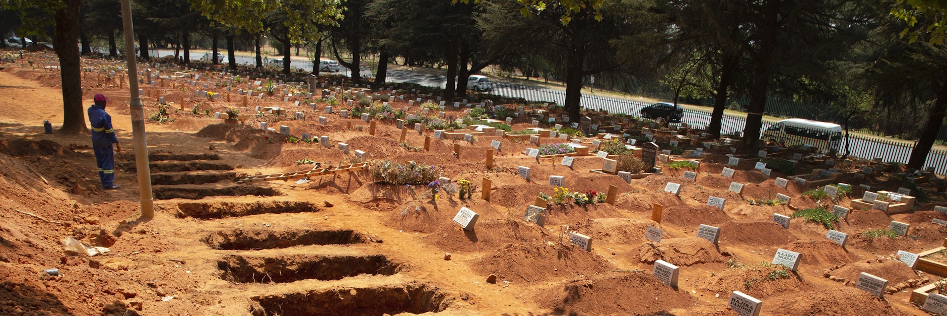 Auf dem Westpark-Hauptfriedhof von Johannesburg (Südafrika) wurden Gräber für Corona-Tote ausgehoben.